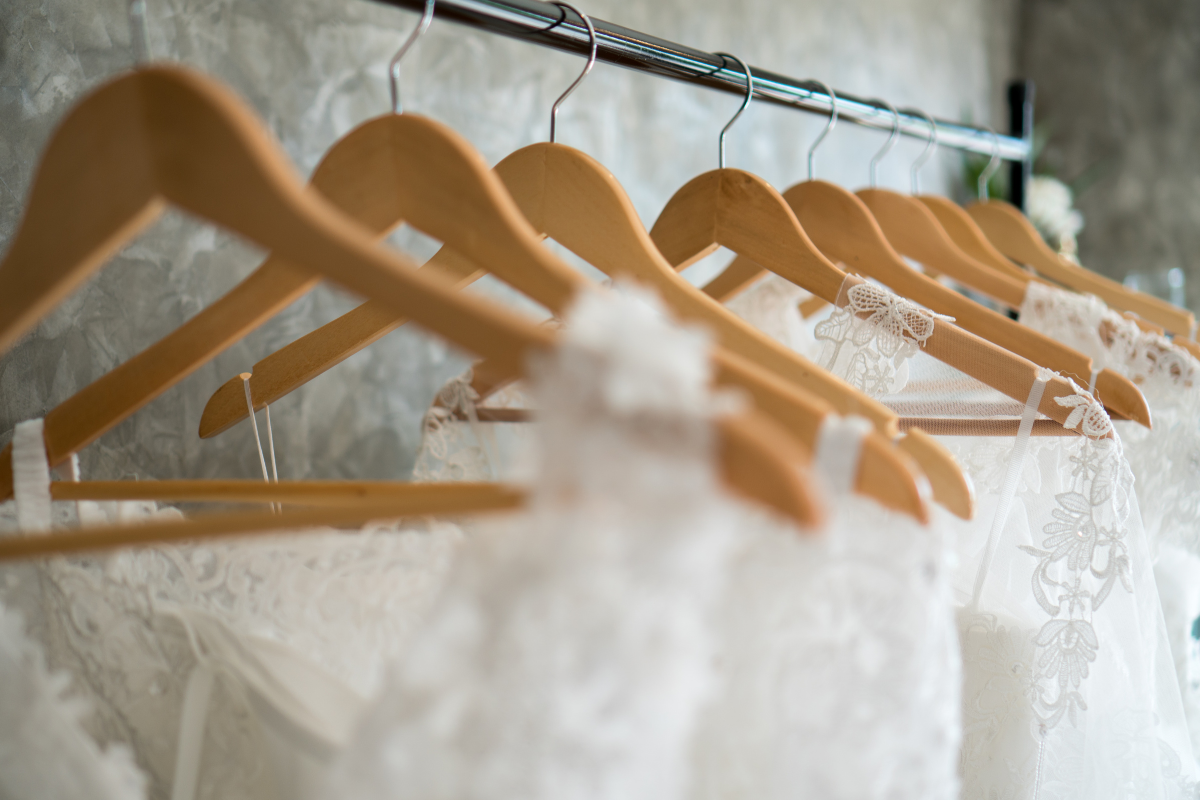 Suknia ślubna — lepiej ją kupić, czy wypożyczyć?
